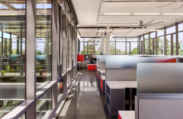 能源廠房辦公區裝修設計樓梯案例效果圖